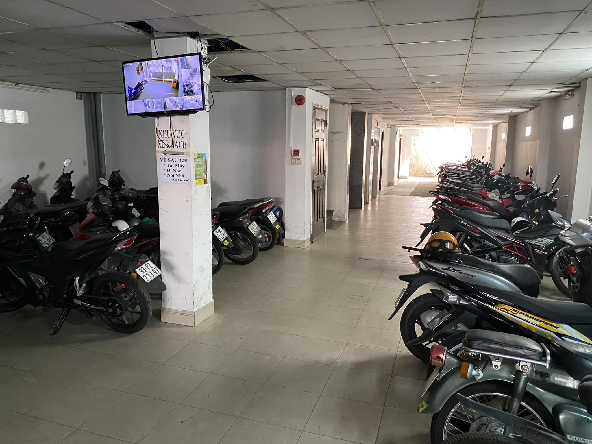 ban-khach-san-quan-12-nguyen-van-qua