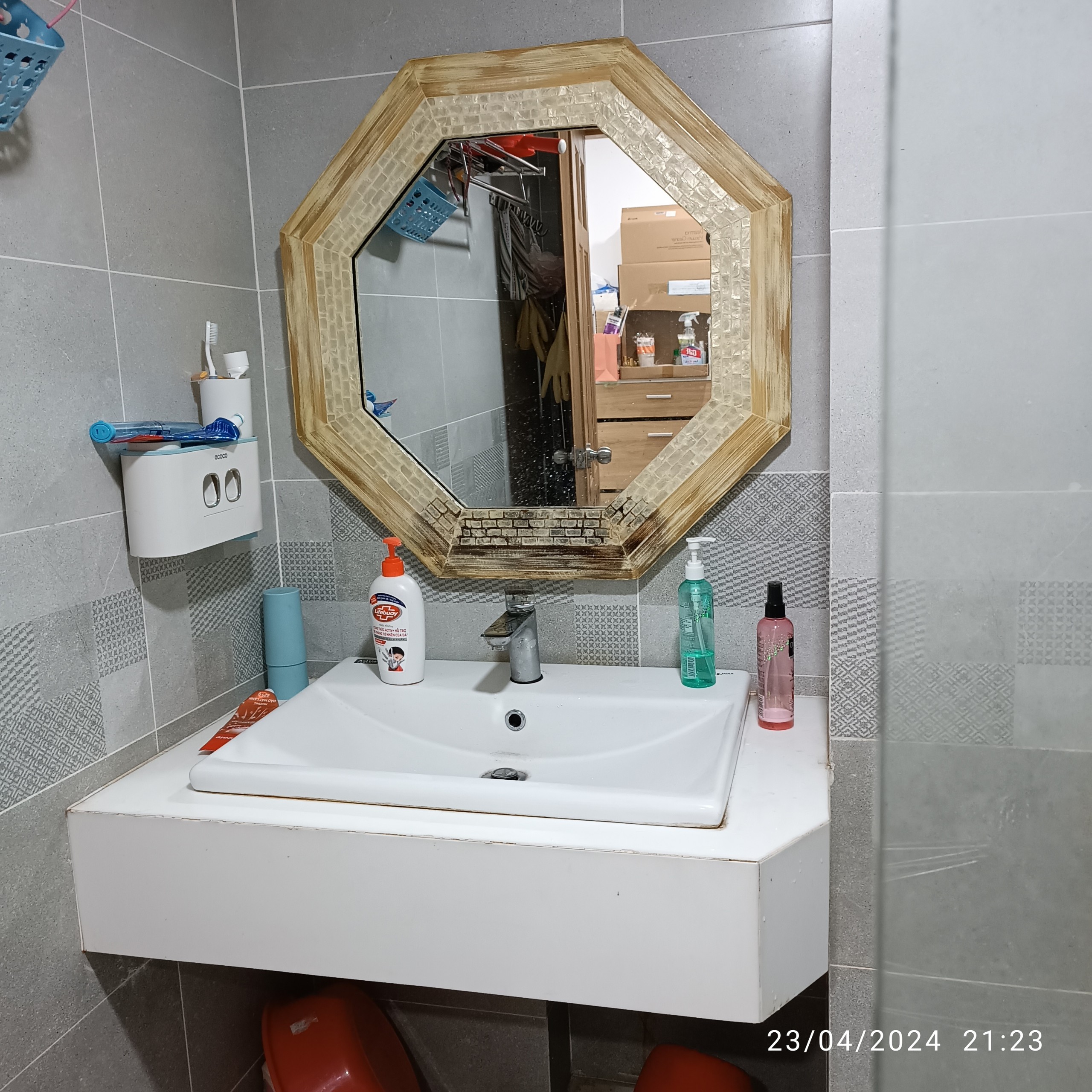 27082a6de31d42431b0c