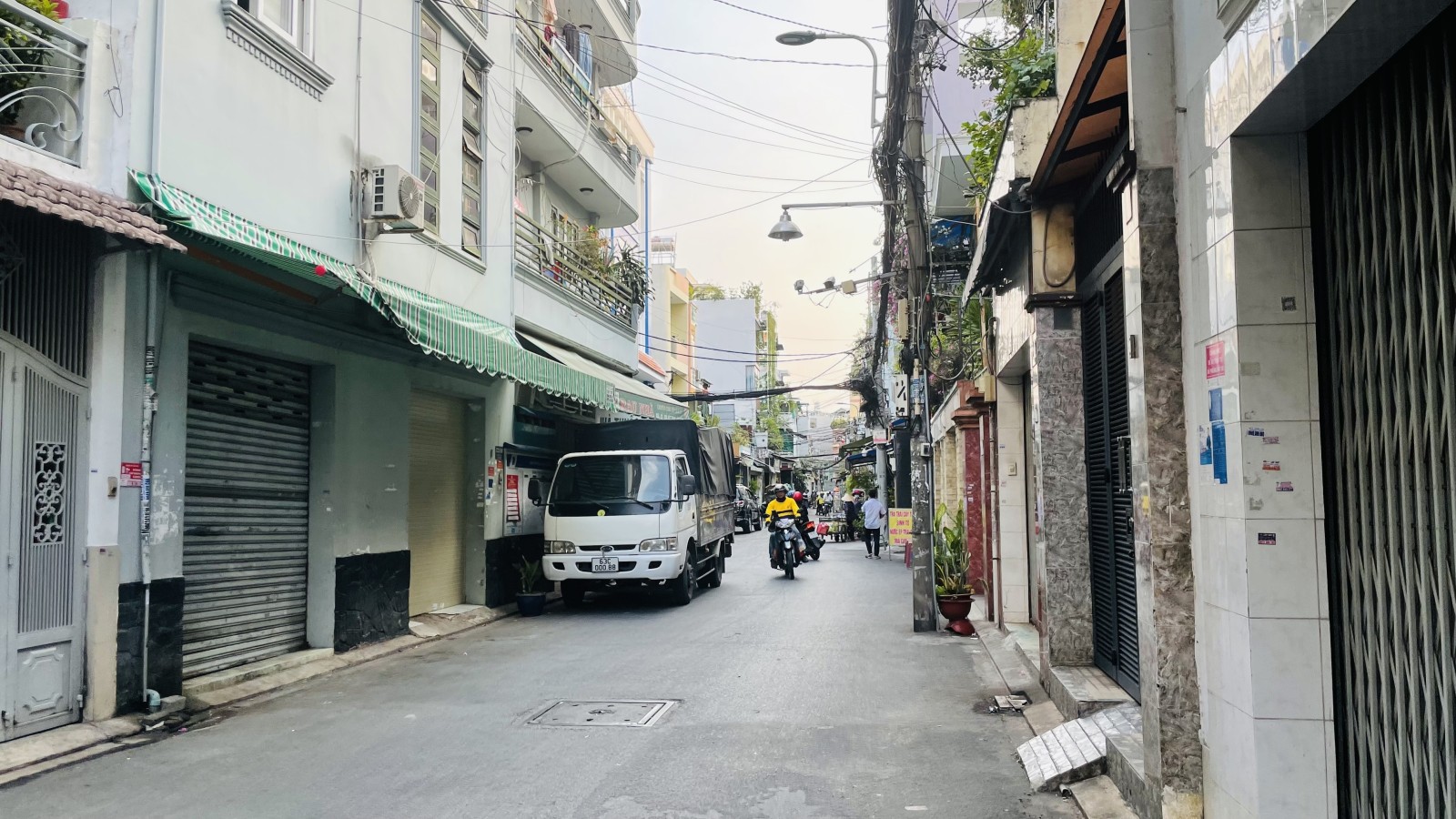 ban-nha-quan-tan-binh-duong-ly-thuong-kiet-can-ho-dich-vu-hem-xe-hoi