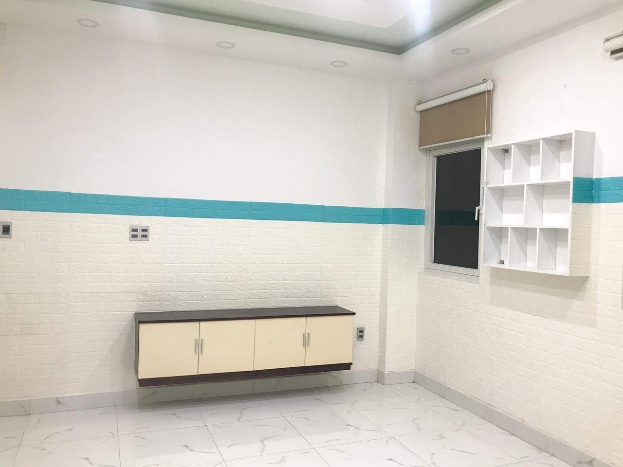 ban-nha-quan-tan-phu-duong-tan-ky-tan-quy-hem-nhua-6m-xe-hoi