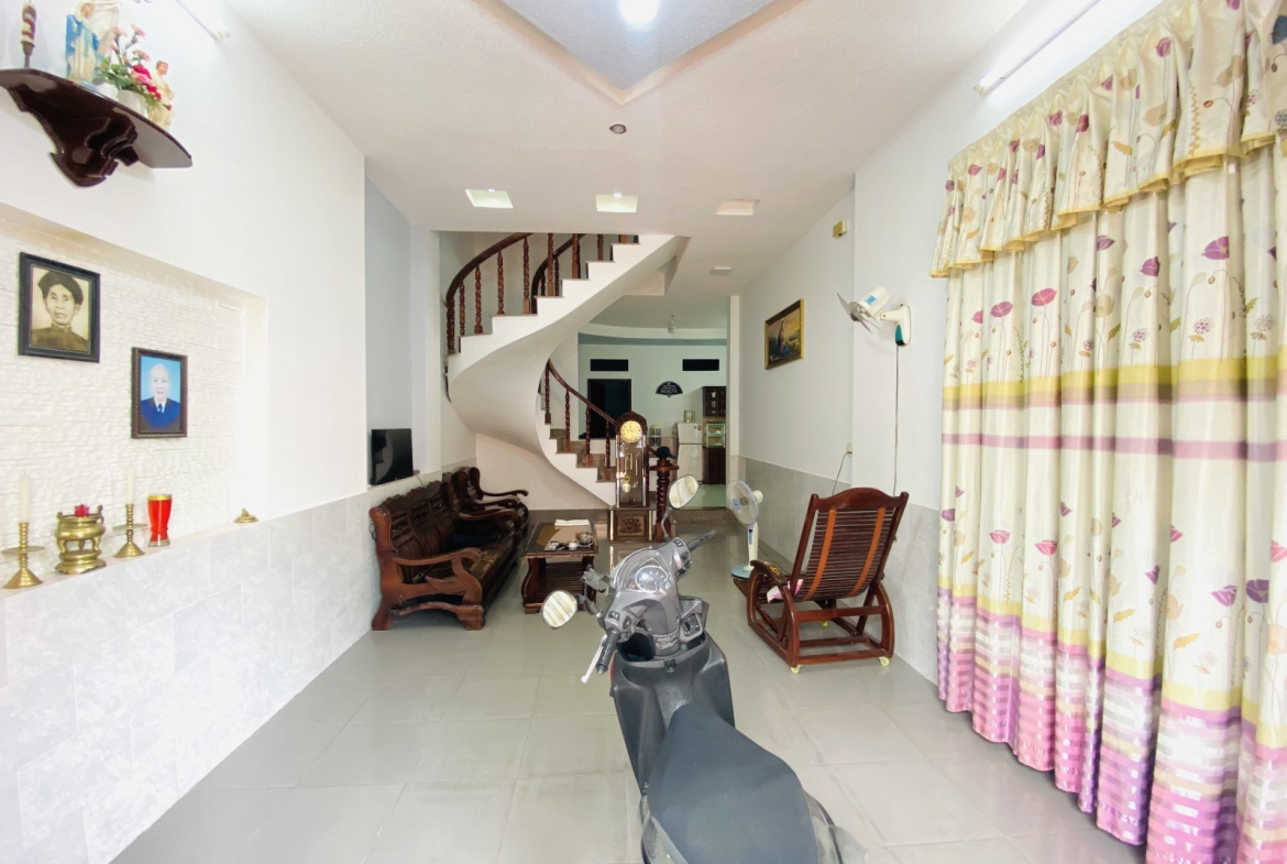 ban-nha-hem-xe-hoi-phan-huy-ich-2-0964364745