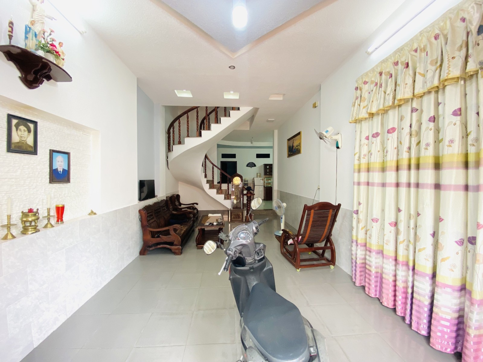 ban-nha-hem-xe-hoi-phan-huy-ich-2-0964364745