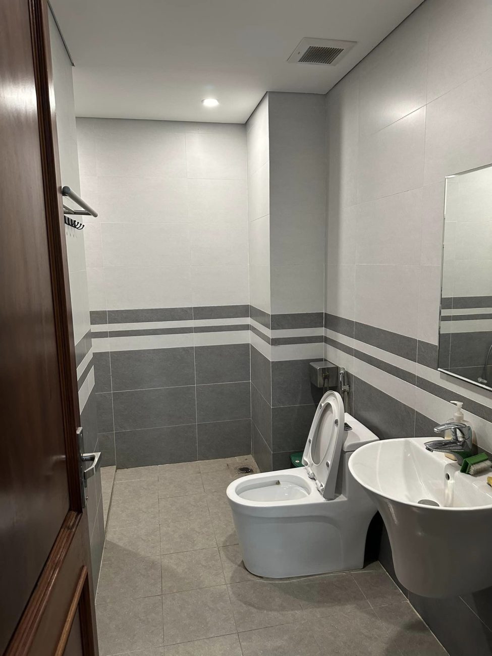 dfb90e11-c2b3-42f8-926e-f60959eefa2d-975×1300