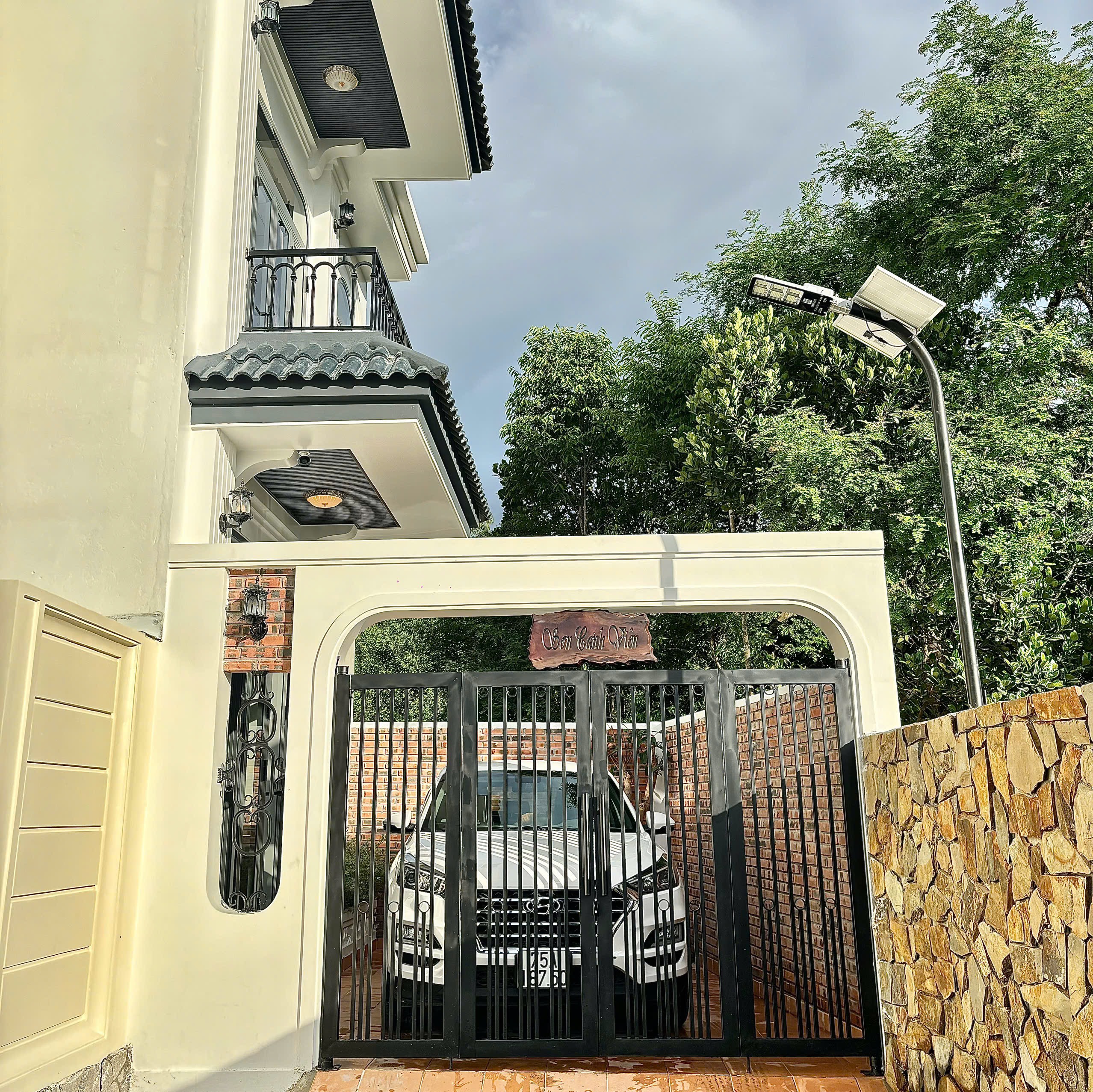 z5582274976441_4a8c198a4388c68fe0a96427a8a457ad