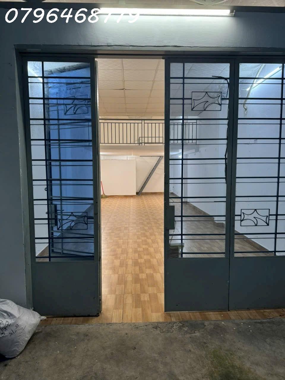 z5690115330193_e6184ec56a3d87442793410484fc6ca6