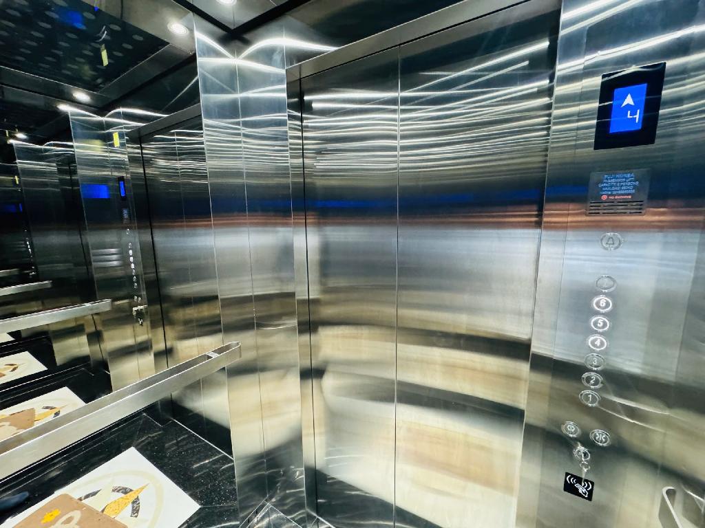 a8j-C9705352-m0o2054v_7_m0o2055m