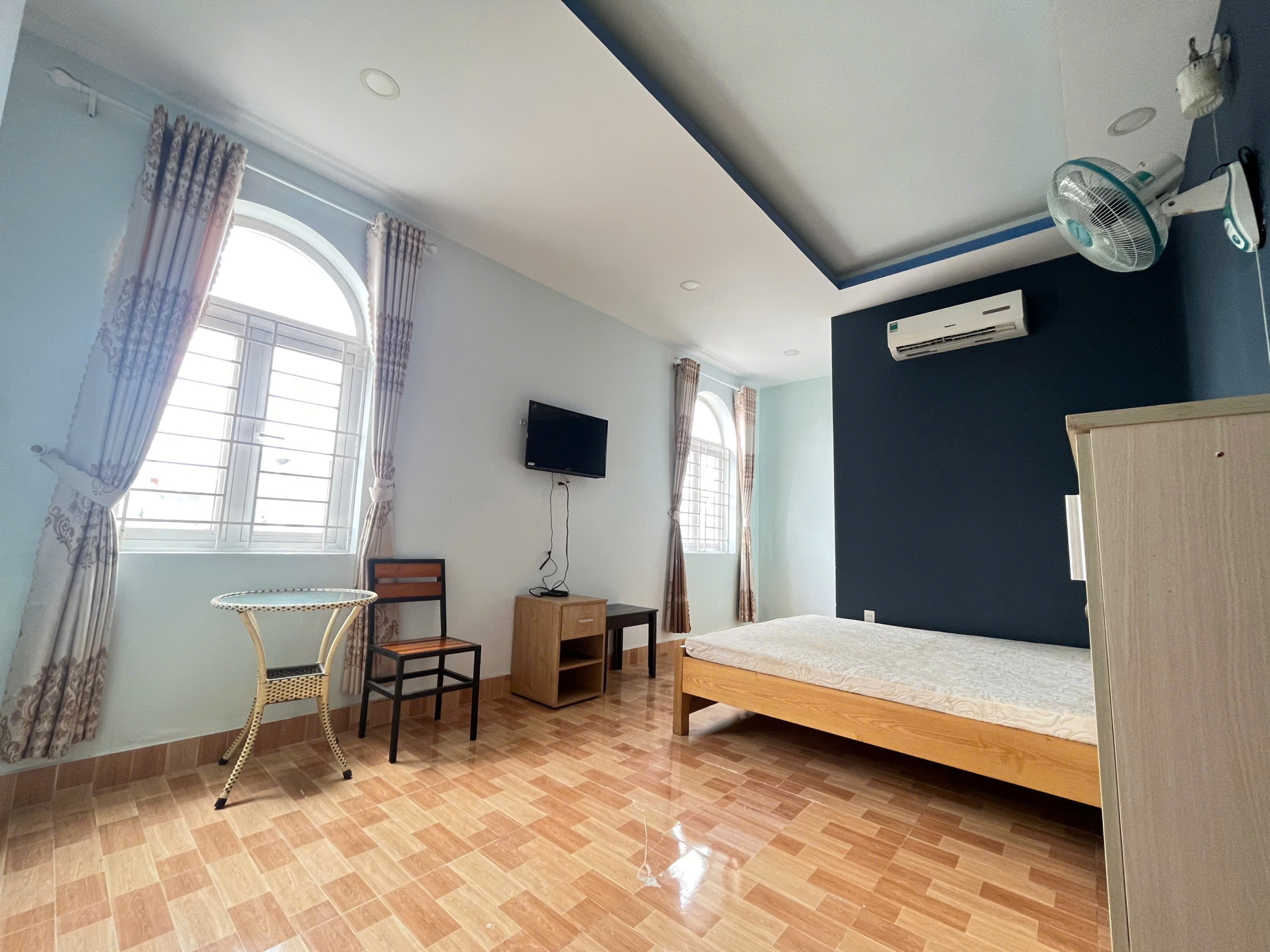 z5815852856777_e2a4426ebea4494dfbeeef39dfb9b288