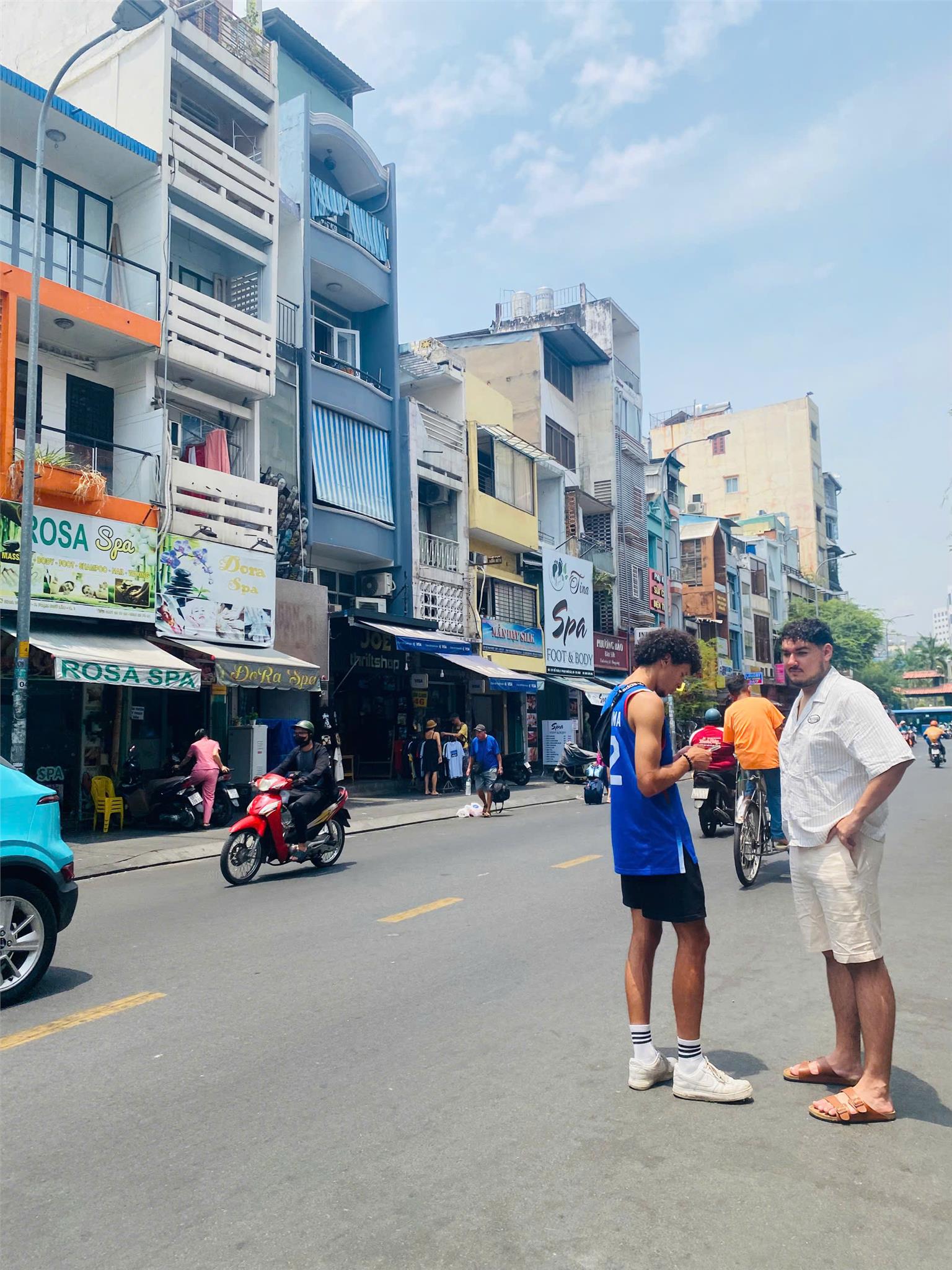 ban-nha-bui-tham-de-vien (1)