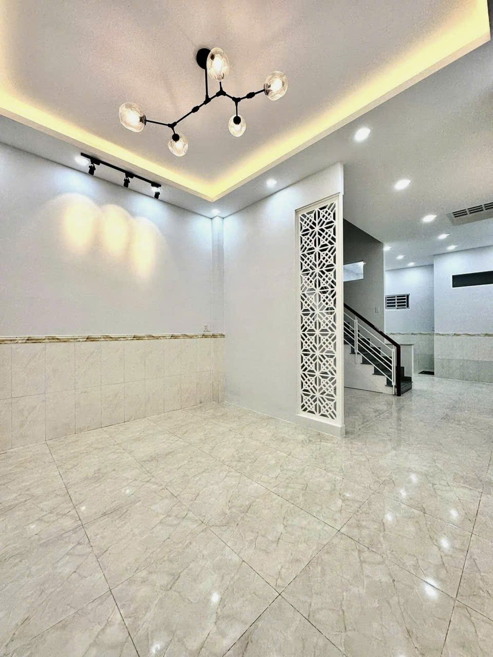 ban-nha-quan-10-duong-to-hien-thanh-gia-re-hem-xe-hoi