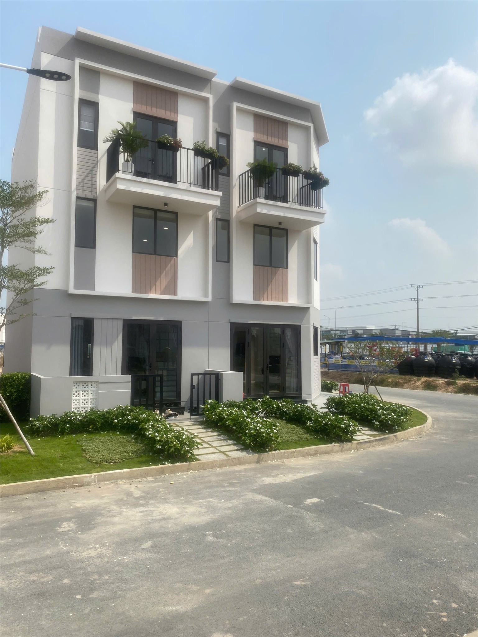 z6446444066084_0e498112f550a58cba8458410215c13b