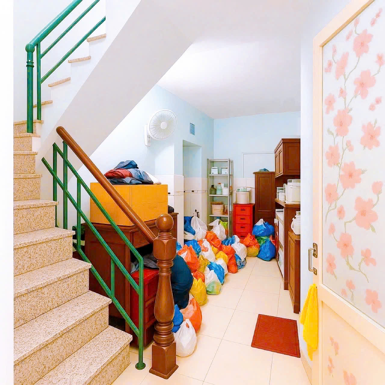 102 BAN NHA QUAN 3 . CAU THANG