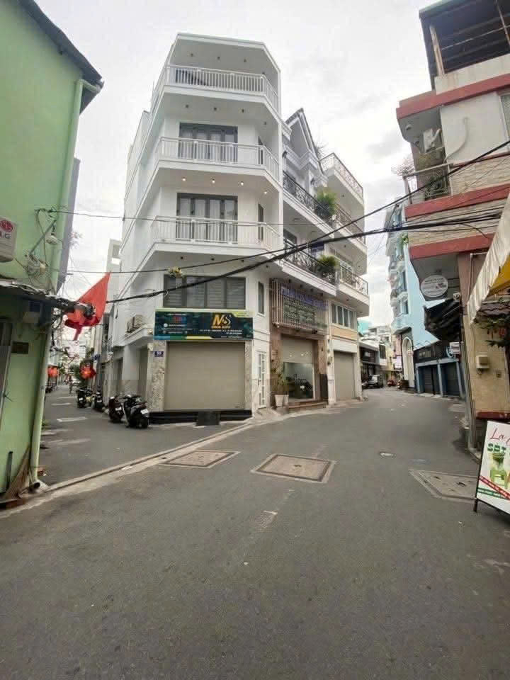 gen-n-z6814932676727_cb7ce2b94038ab5c7d8e1b9e1af3d40e