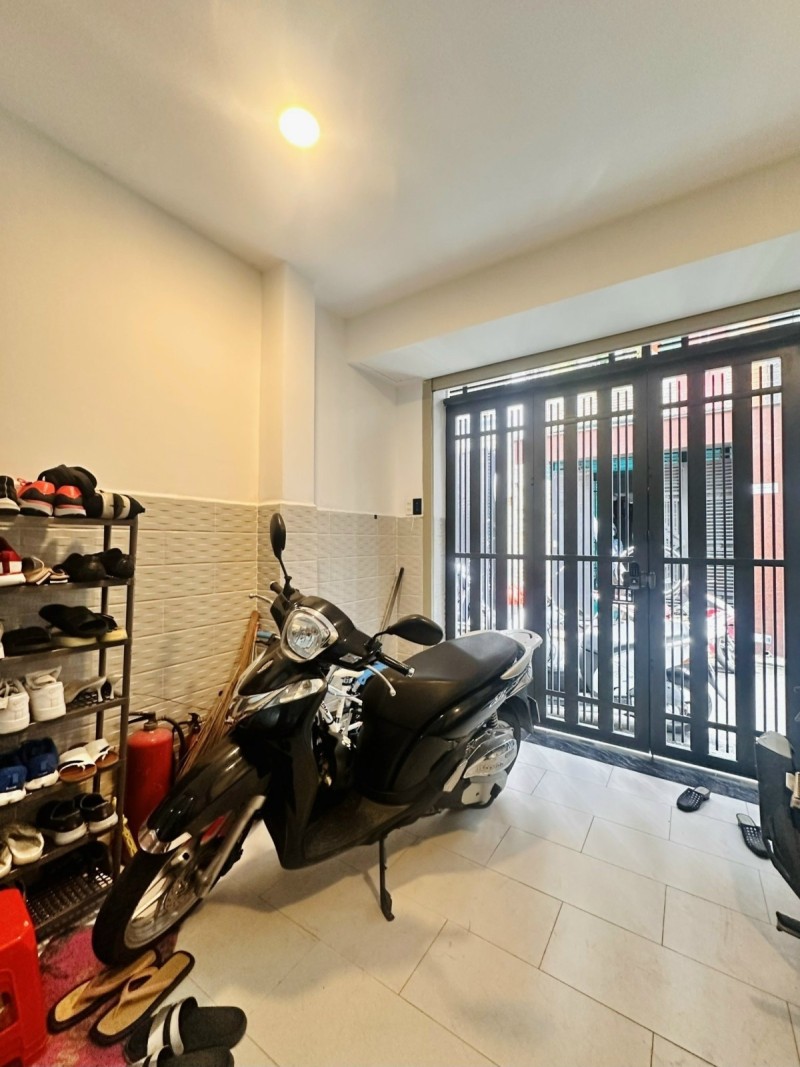 BAN NHA PHU NHUAN HUYNH VAN BANH (1)