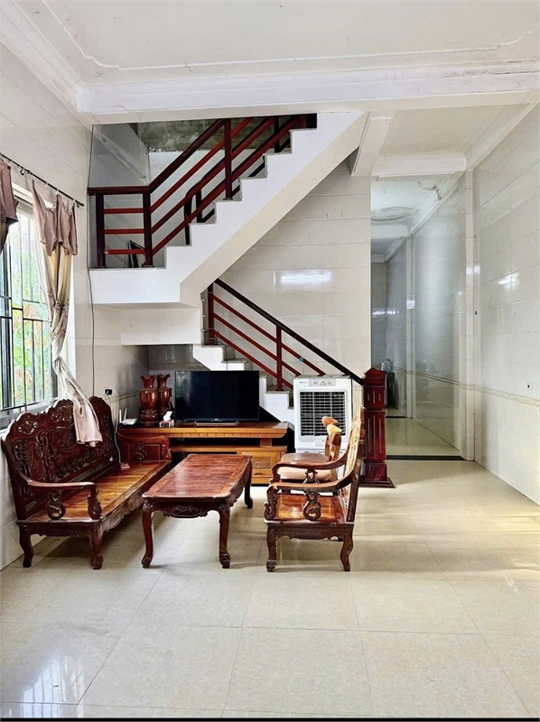 ban nha pho tram long bien