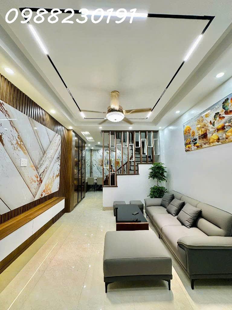 ban-nha-truong-lam-long-bien-1