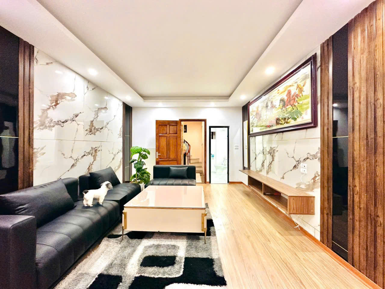 z6987042977377_4a490a9fa6179e88bb3345c04017f586vc