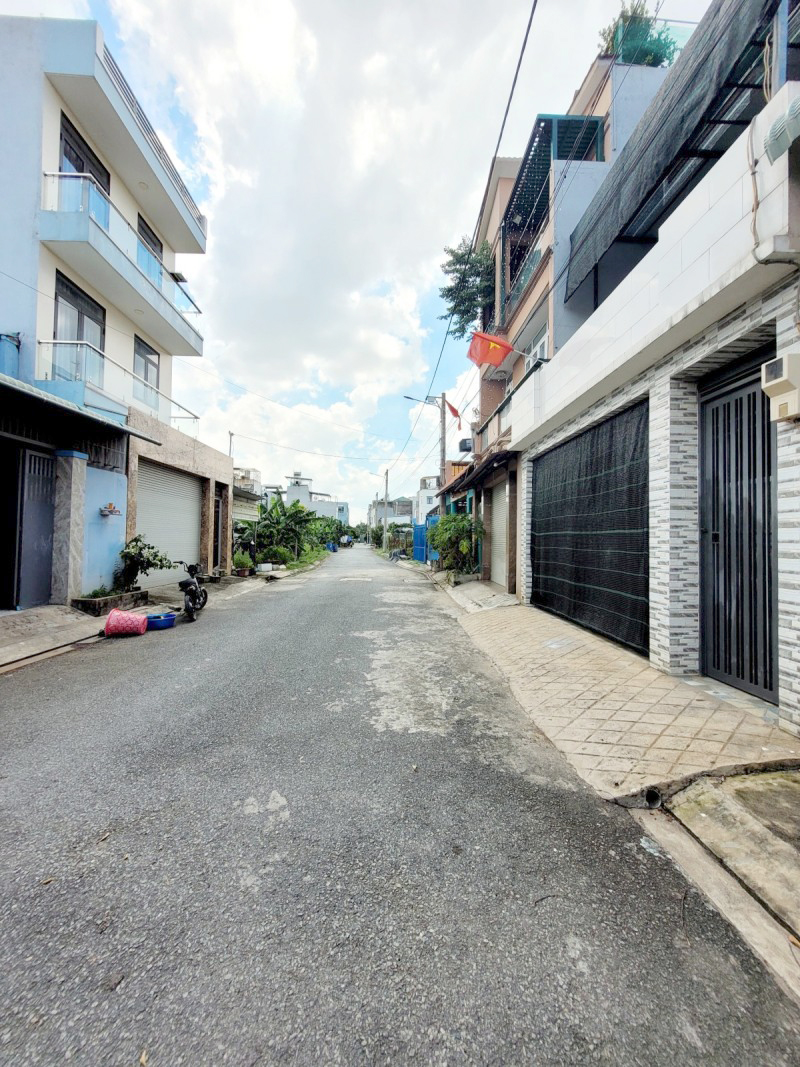 ban-nha-2-tang-hem-xe-hoi-ngo-chi-quoc-binh-chieu-hon-3-ty (5)