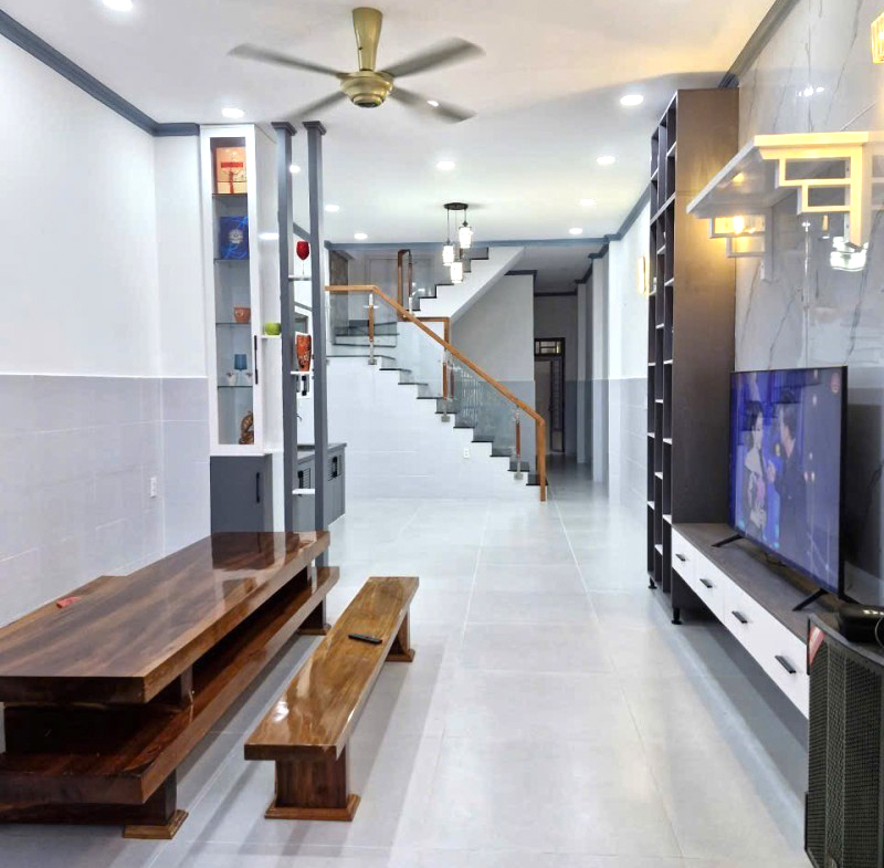 BAN-NHA-HEM-XE-HOI-GAN-DH-NGAN-HANG-100-m2-linh-trung (6)