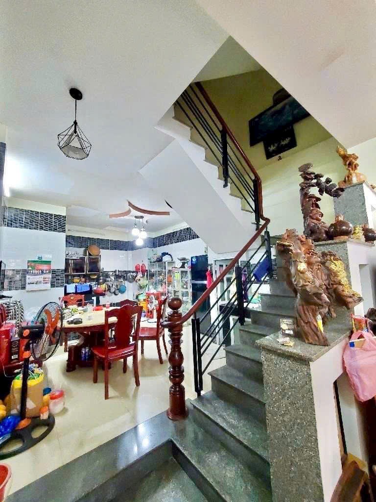 Ban nha Duy Tan P 10 3.4x21m 4 tang 4pn 5wc 8.8 ty 4