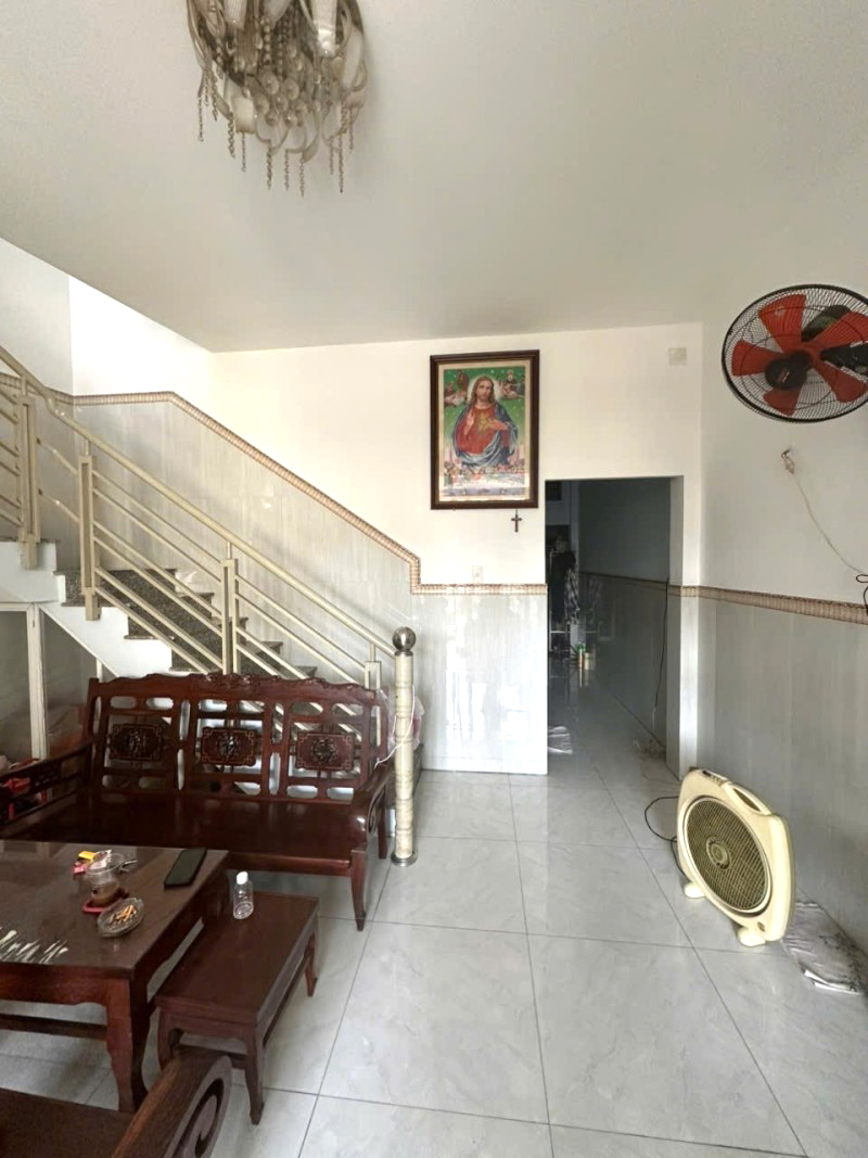 ban-nha-2-tang-mat-tien-kinh-doanh-200-m2-gan-vincom-q9 (1)