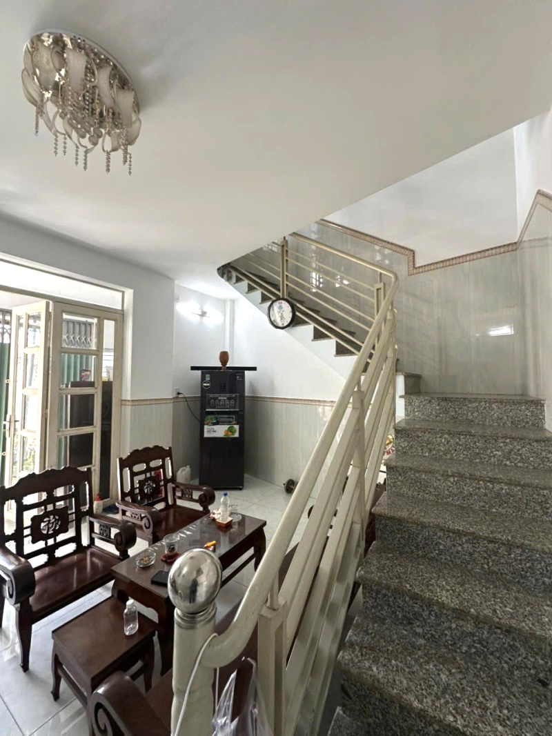 ban-nha-2-tang-mat-tien-kinh-doanh-200-m2-gan-vincom-q9 (4)